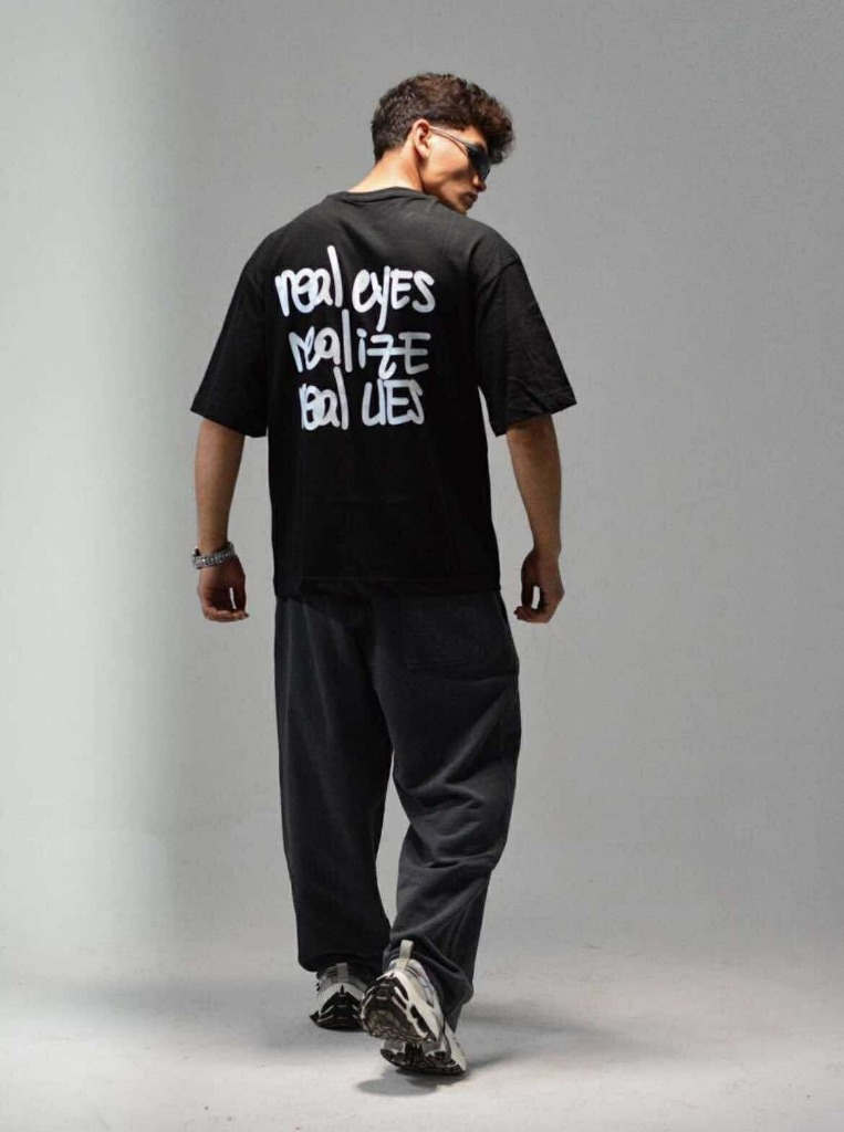 Saysoway streetwear model - Black t-shirt